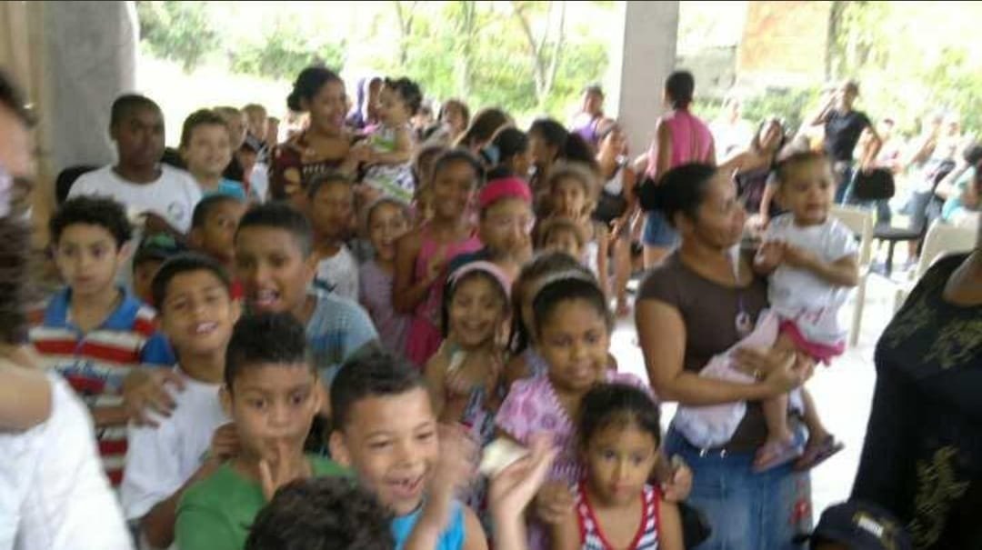 Crianças reunidas para a festa de Natal