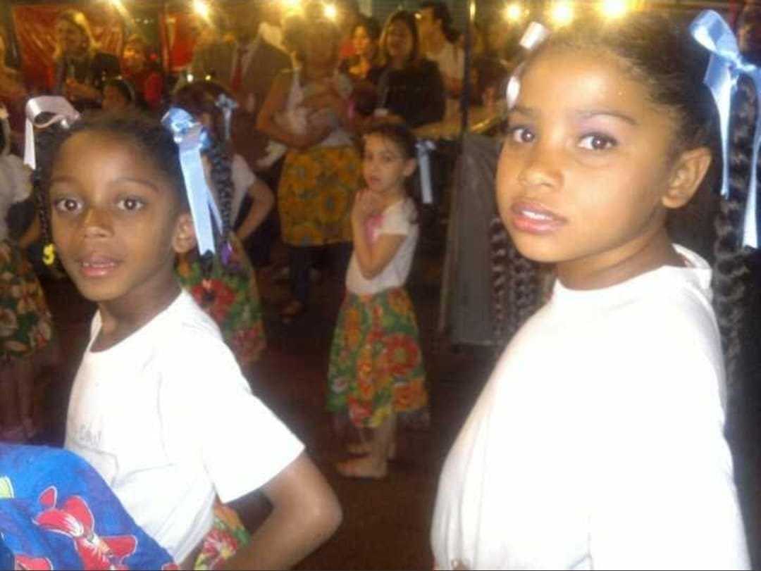 Meninas durante a celebração de Natal