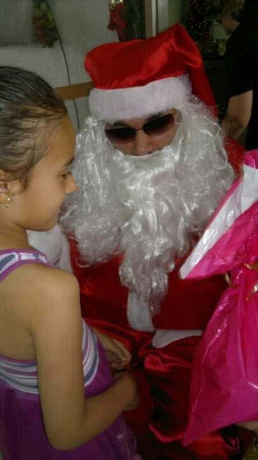 Menina recebe presente do Papai Noel