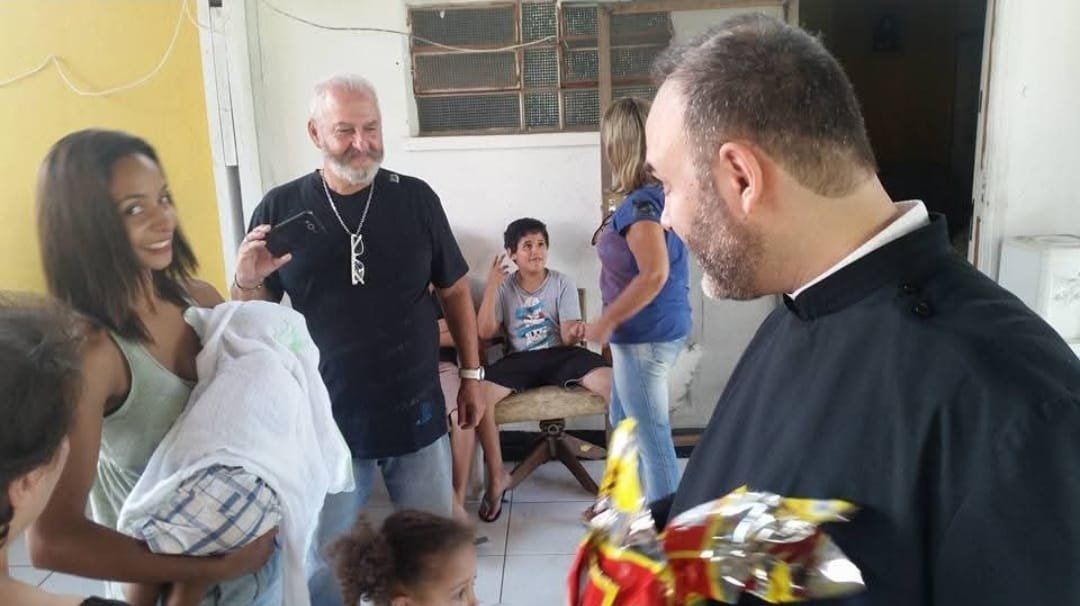 Famílias recebem presentes na entrega de Natal