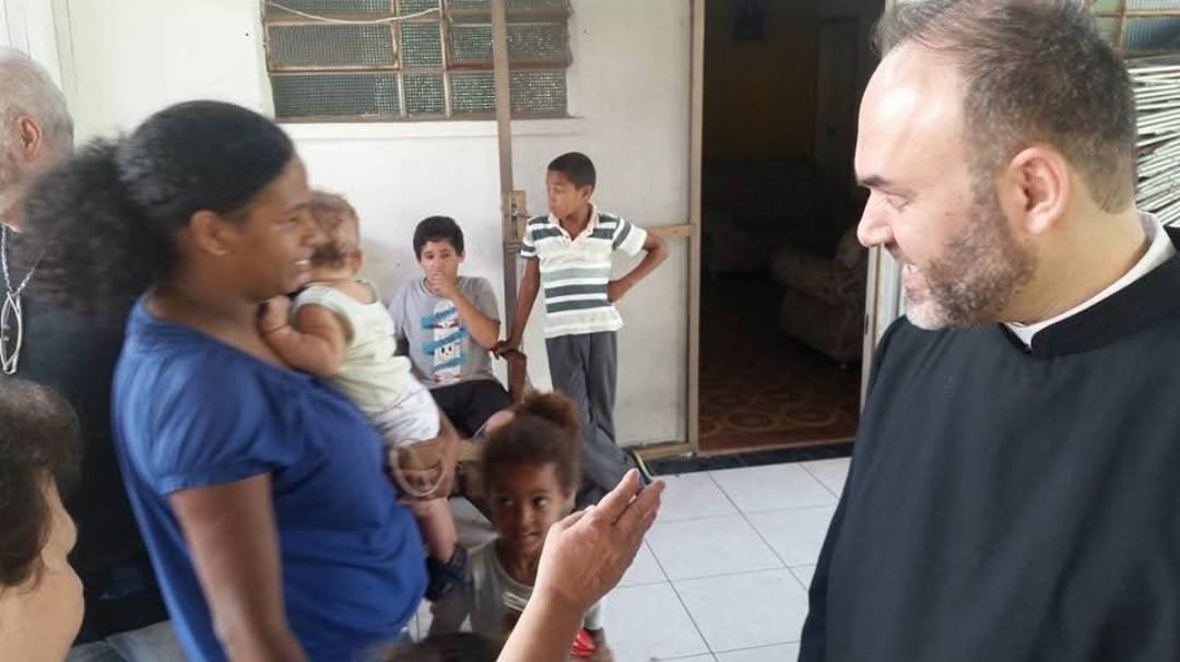 Mãe com bebê no colo durante a entrega dos presentes