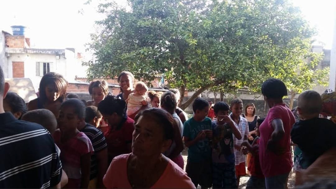 Famílias reunidas na área externa