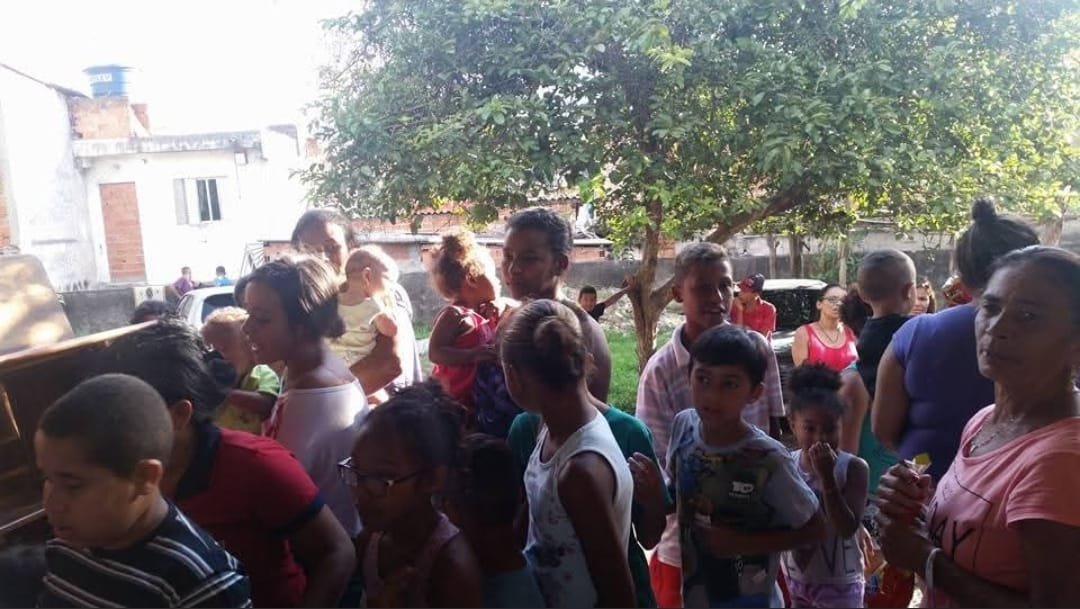 Crianças e famílias reunidas na área externa
