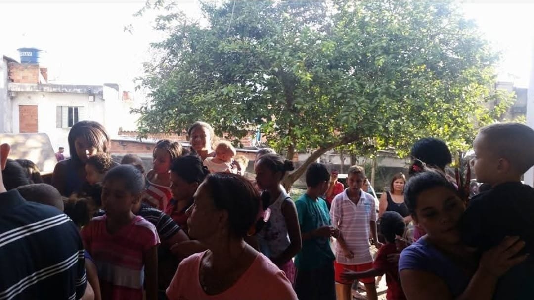 Famílias aguardando a entrega dos presentes