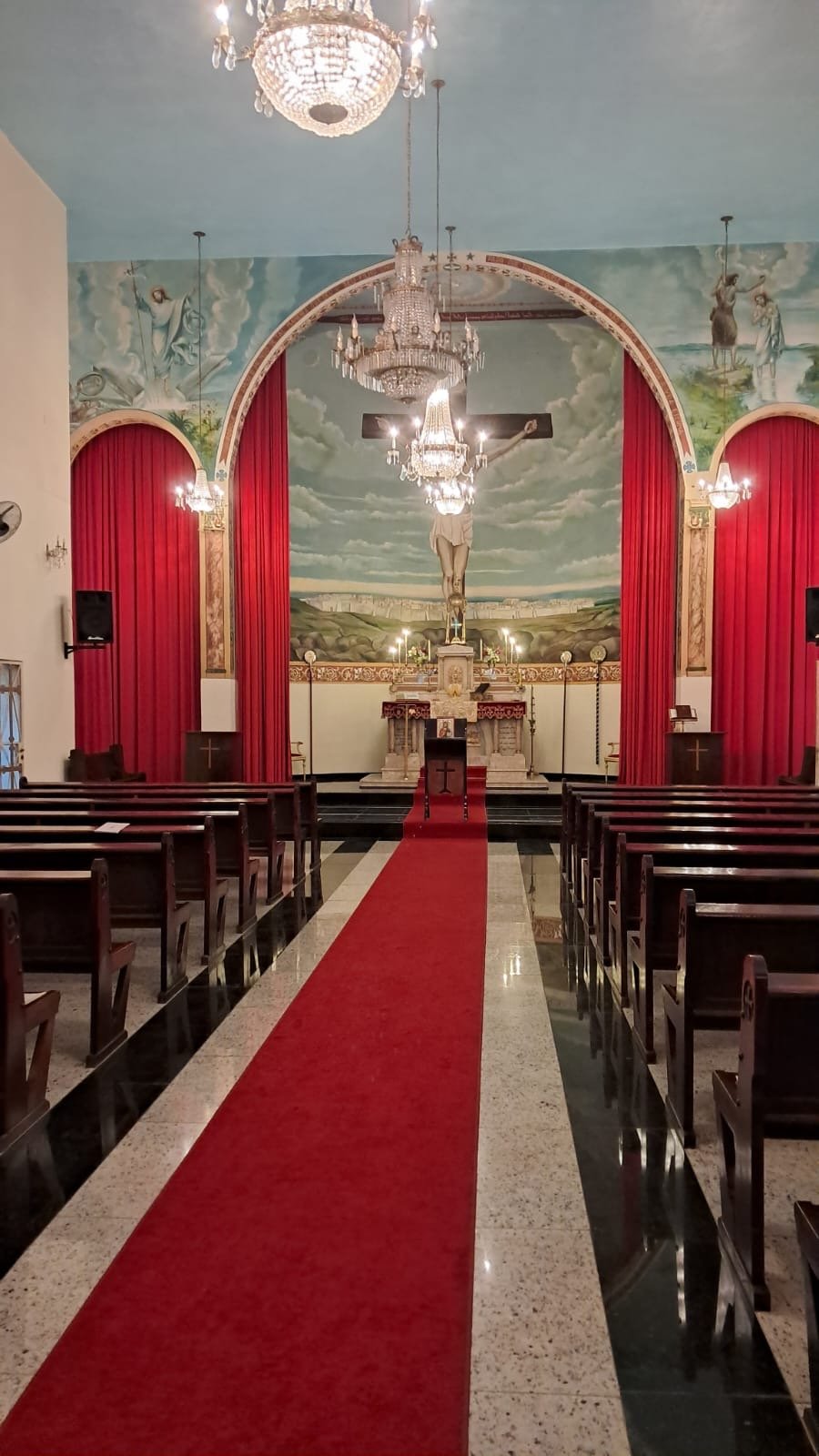 Corredor central da nave em direção ao santuário