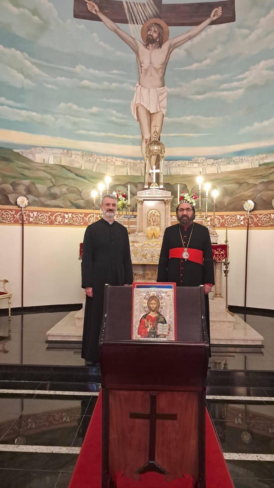 Sacerdotes no santuário, sob o mural da crucificação