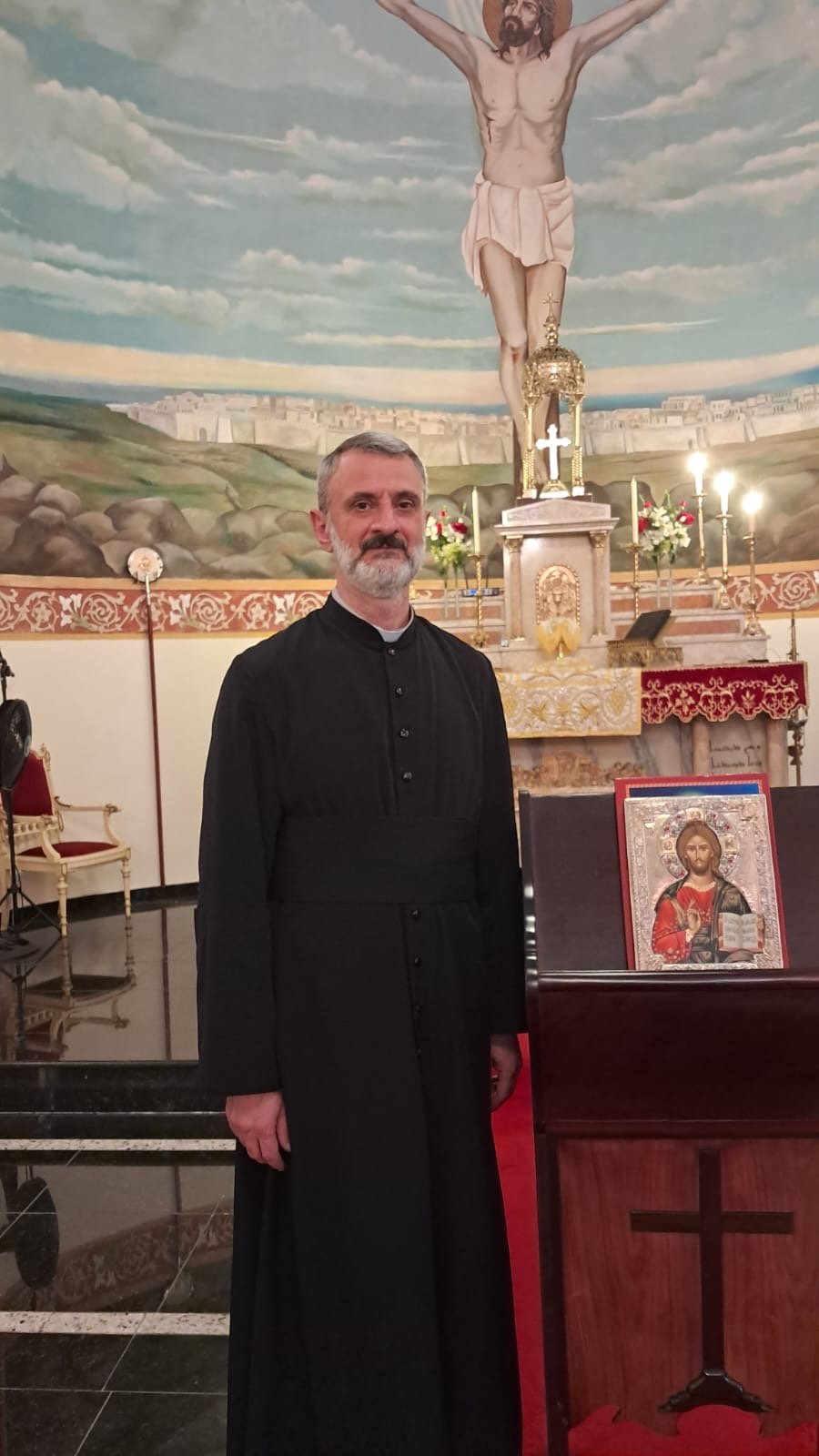 Sacerdote da paróquia junto ao ambão com o ícone