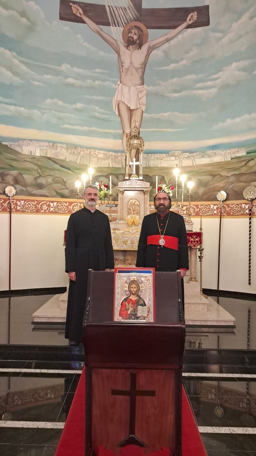 Sacerdotes da paróquia no santuário da igreja