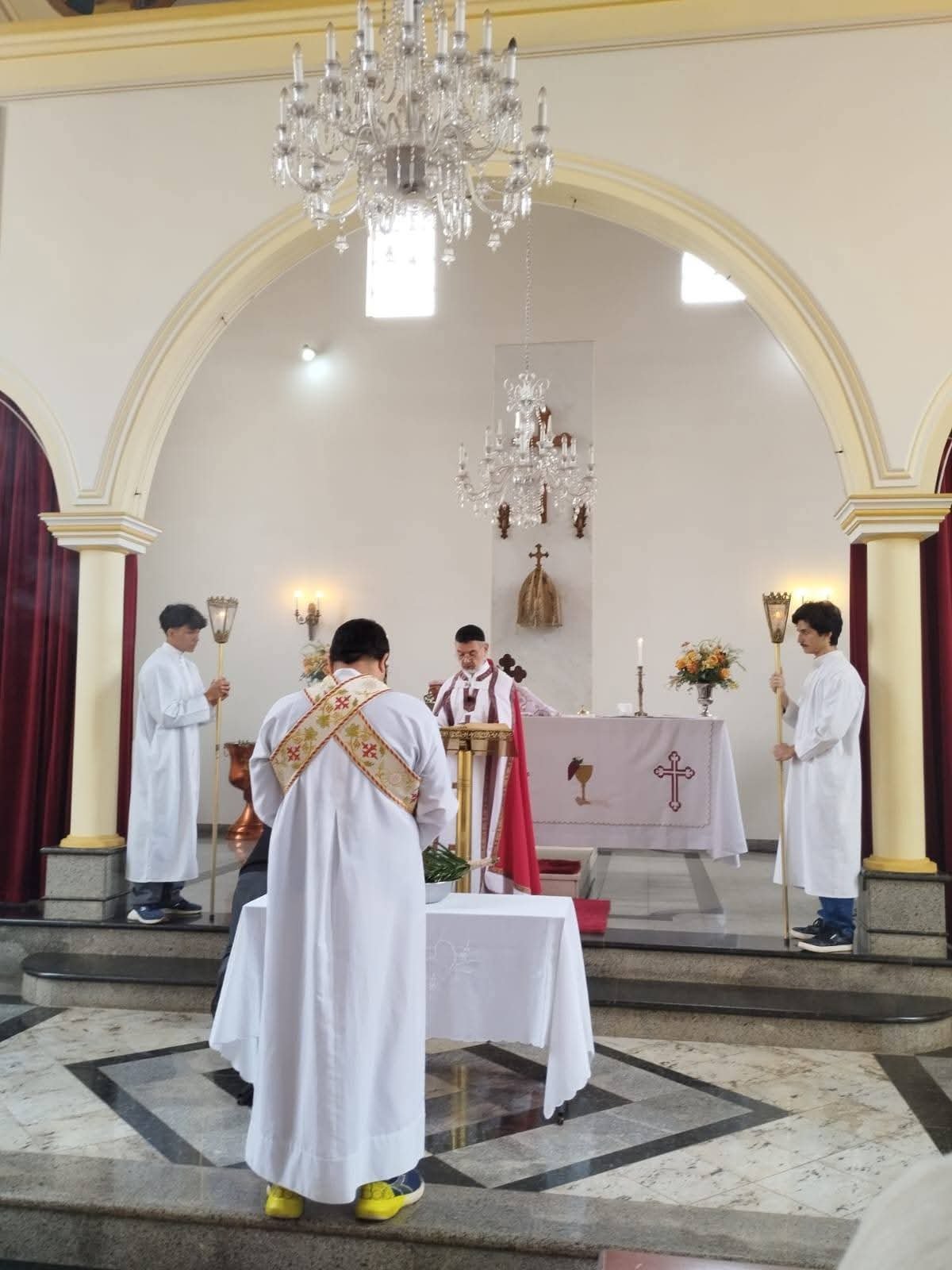Celebração da Divina Liturgia diante do altar, sob o lustre de cristal