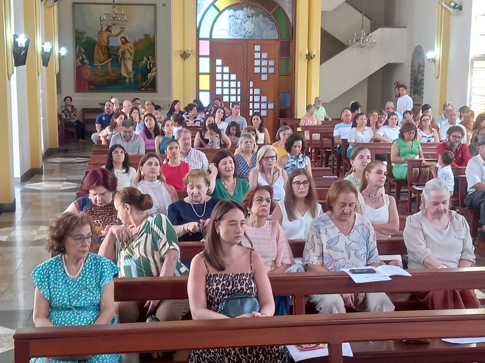 Fiéis reunidos na igreja durante a celebração