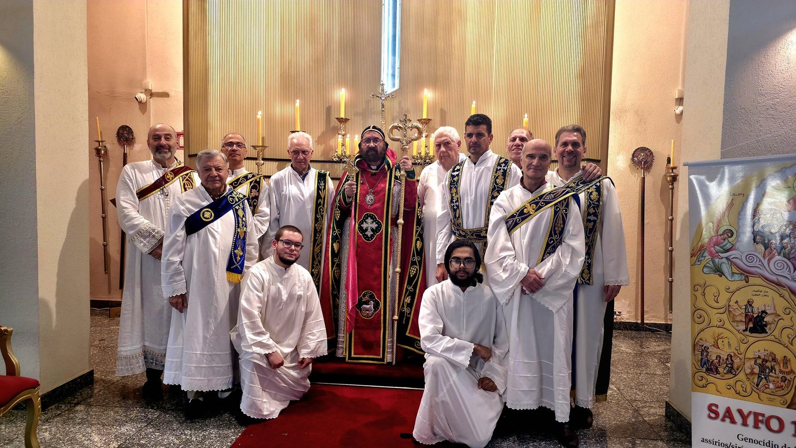 Dois padres na sacristia