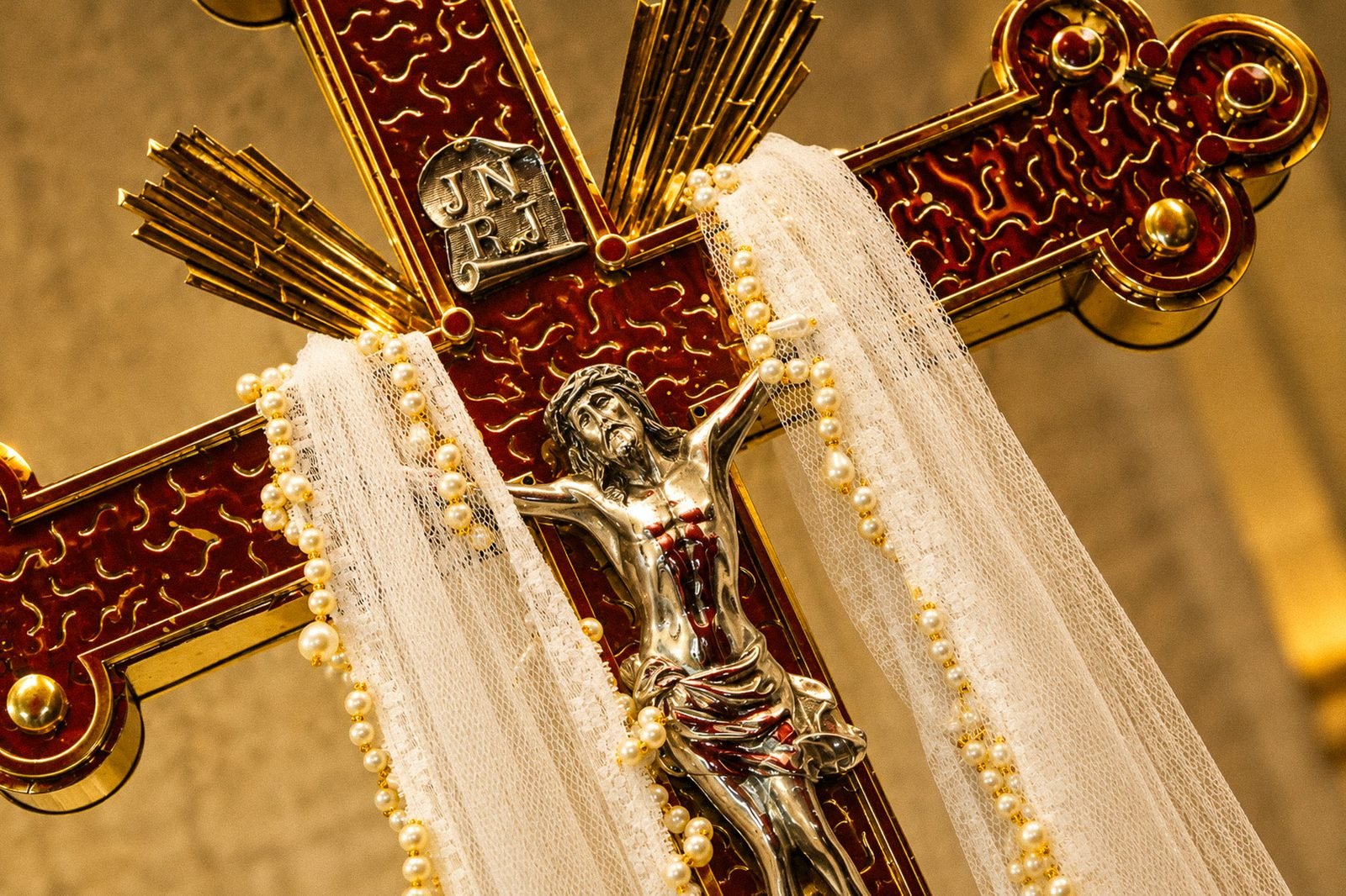 Cruz de altar com crucifixo e véu bordado