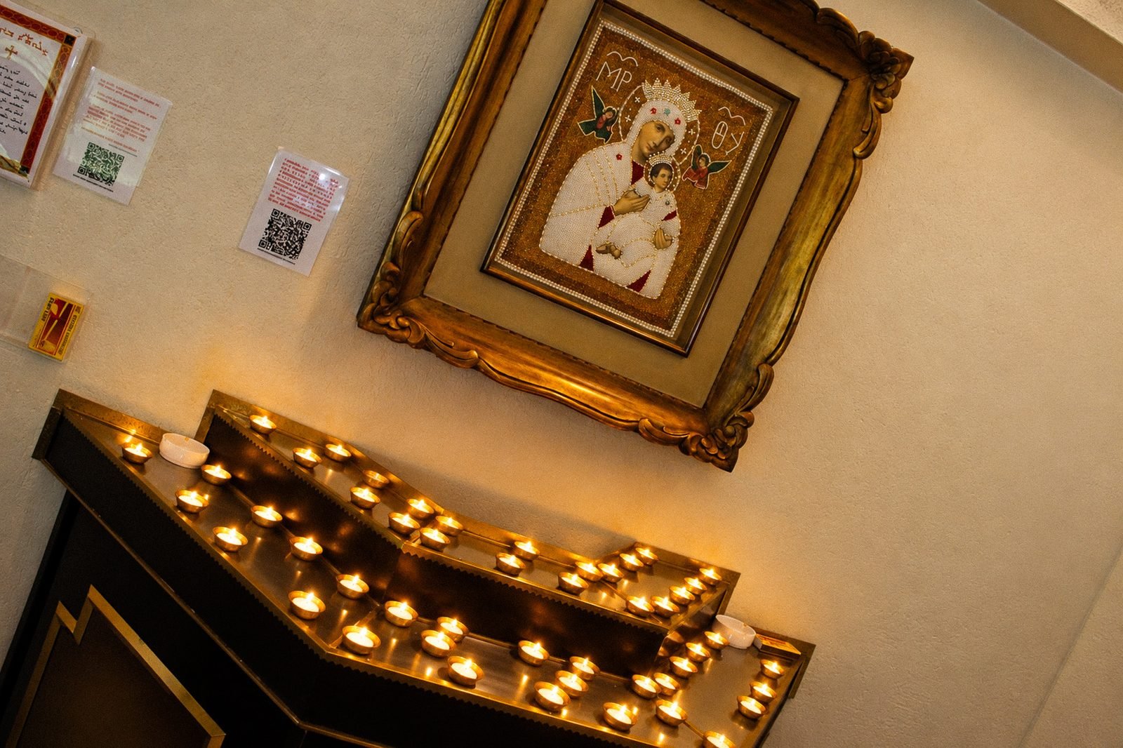 Ícone da Virgem Maria com velas acesas