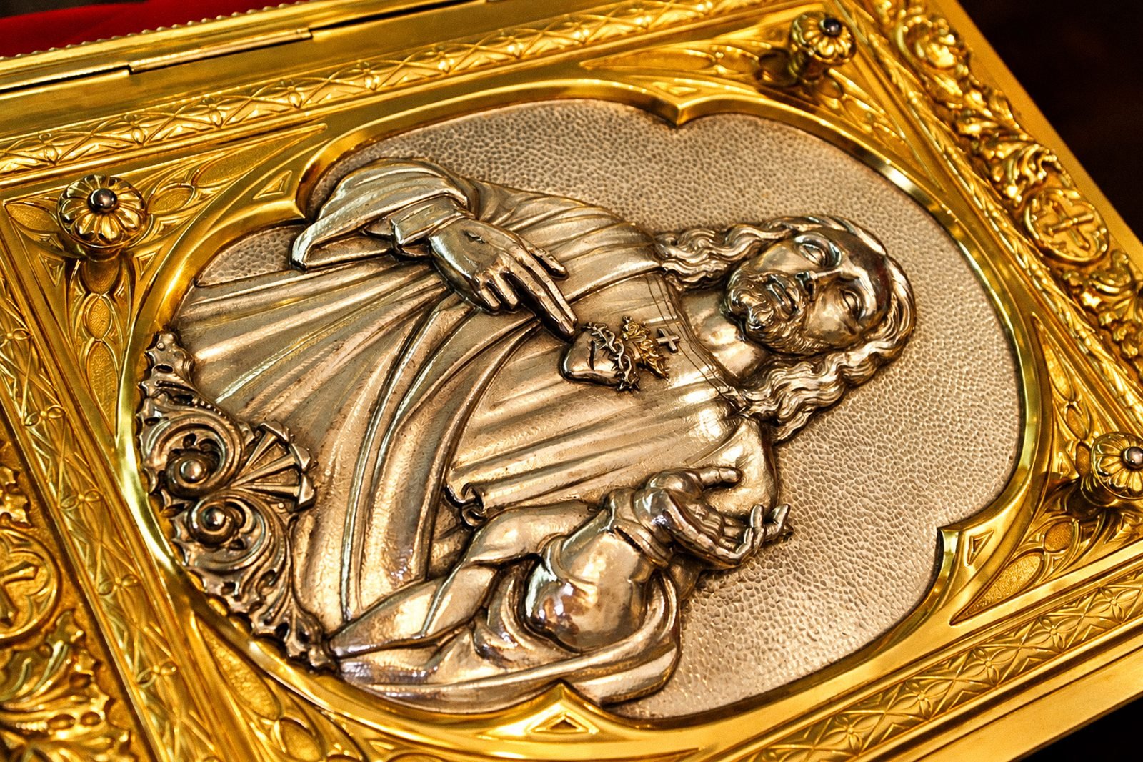 Relevo em prata na capa do Evangeliário
