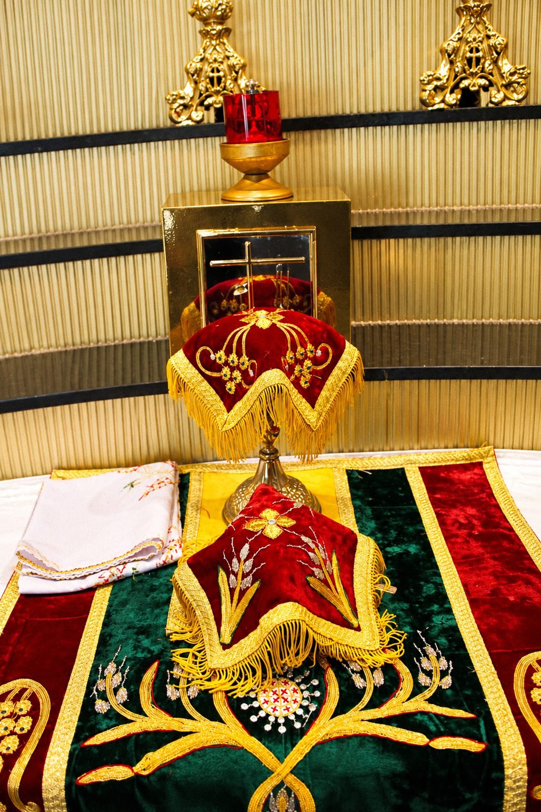Altar com o cálice e a patena cobertos por véus bordados