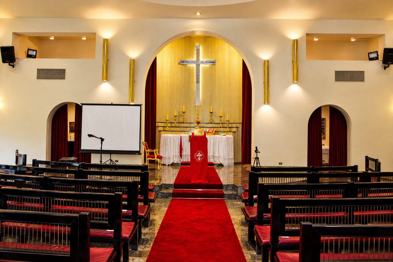 Nave da Igreja Santa Maria com o corredor central e o altar ao fundo