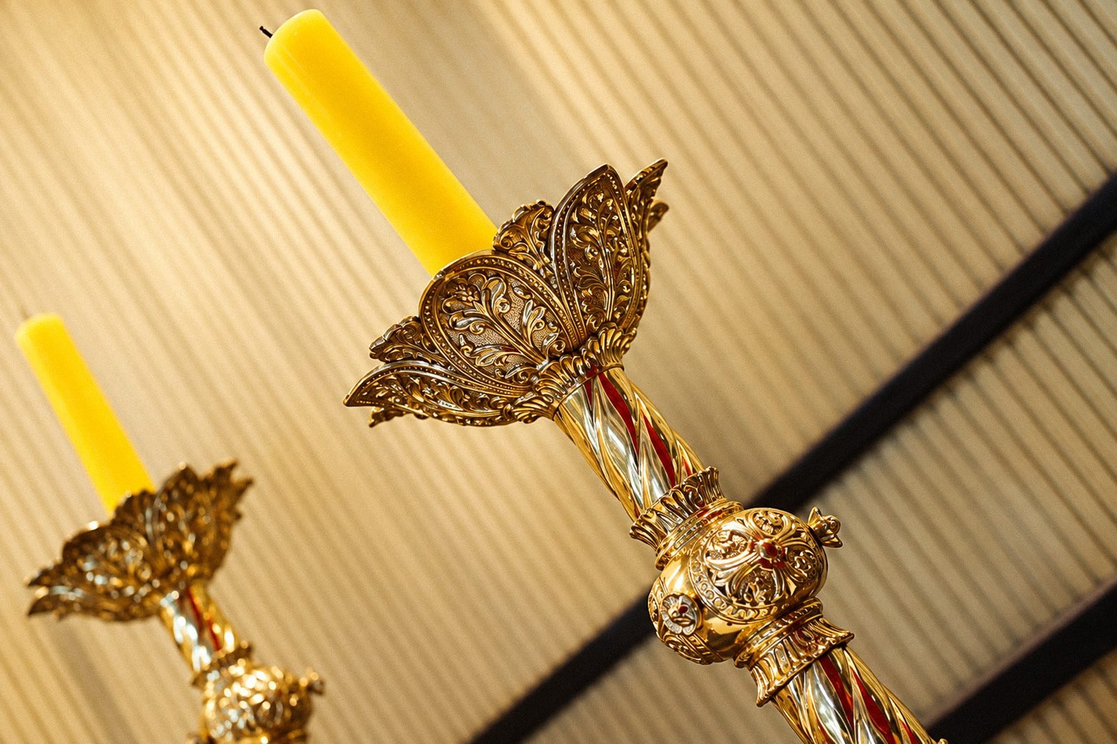 Detalhe dos castiçais dourados do altar